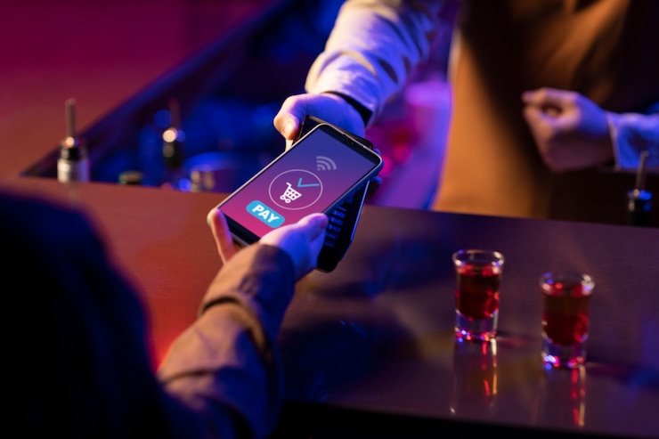Pengguna mobile membaca panduan deposit pulsa