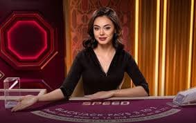 Pengguna membaca panduan referral dari ponsel